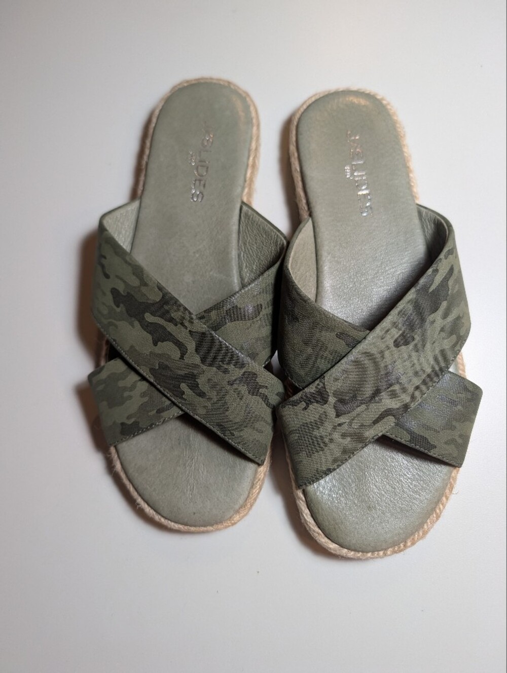 J Slides Woman's Size 7 Slide Sandals with Green Camouflage Cross Straps